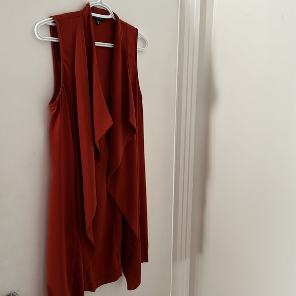 NWOT - Dynamite Burnt Orange Long Sleeveless Blazer - Picture 2 of 5